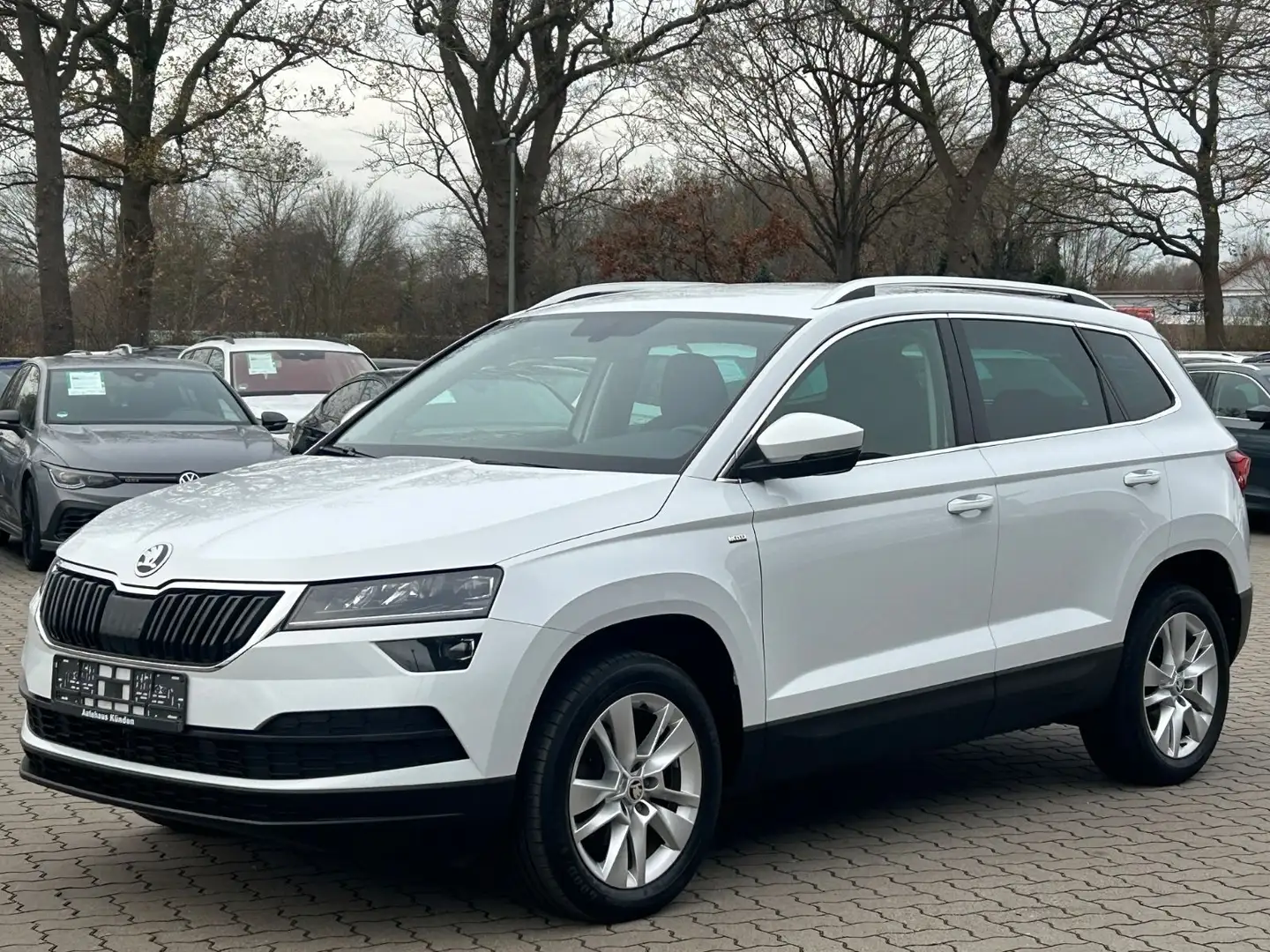 Skoda Karoq 1.5 TSI Clever °ACC°Navi°R-Kamera° Weiß - 1