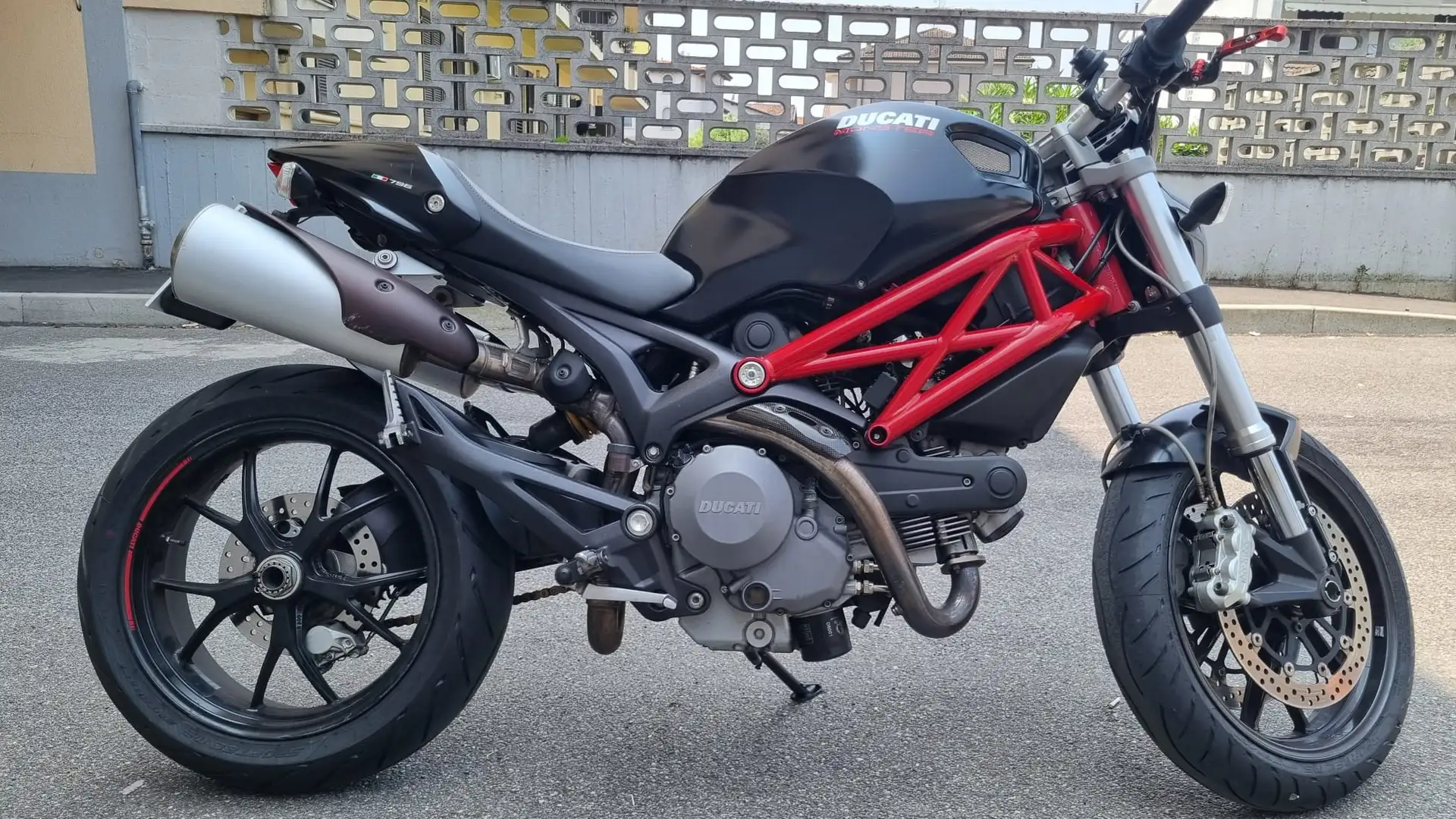 Ducati Monster 796 - 1