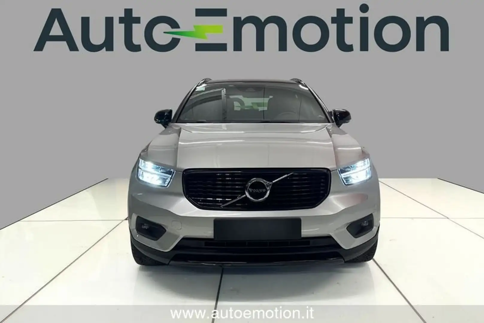 Volvo XC40 T5 AWD Geartronic R-Design Gris - 2
