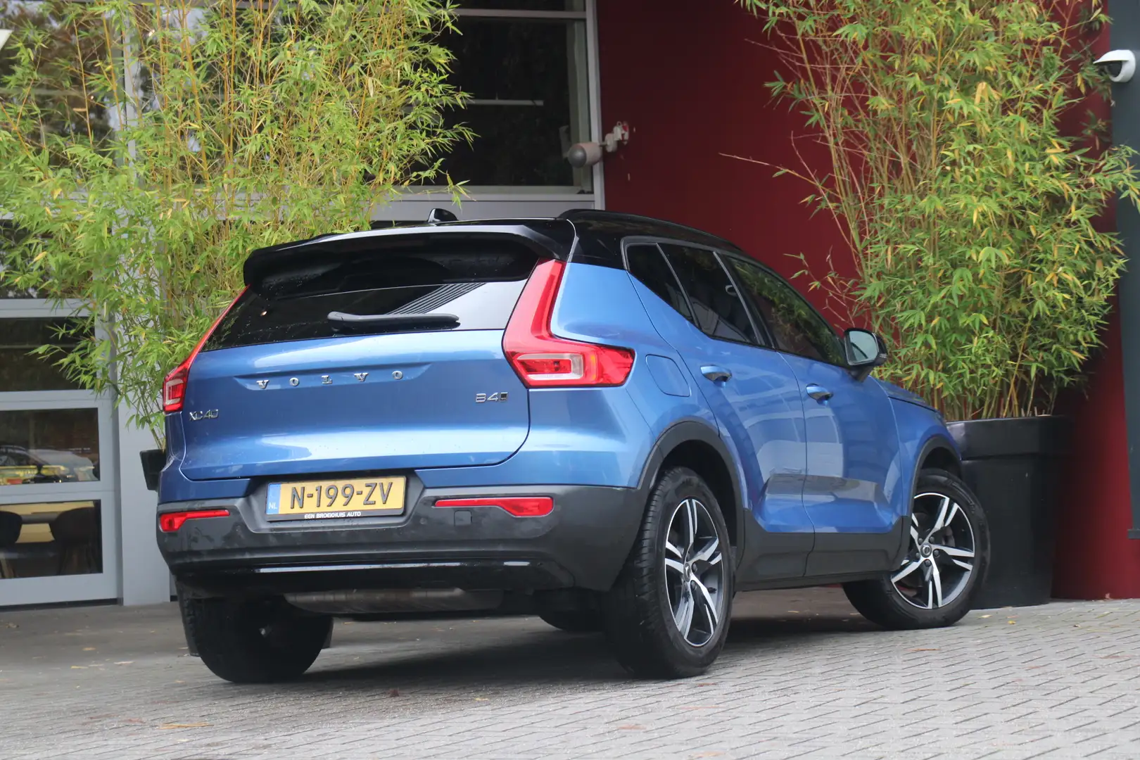 Volvo XC40 2.0 B4 AWD R-Design | Trekhaak | 360 Camera | Harm Bleu - 2