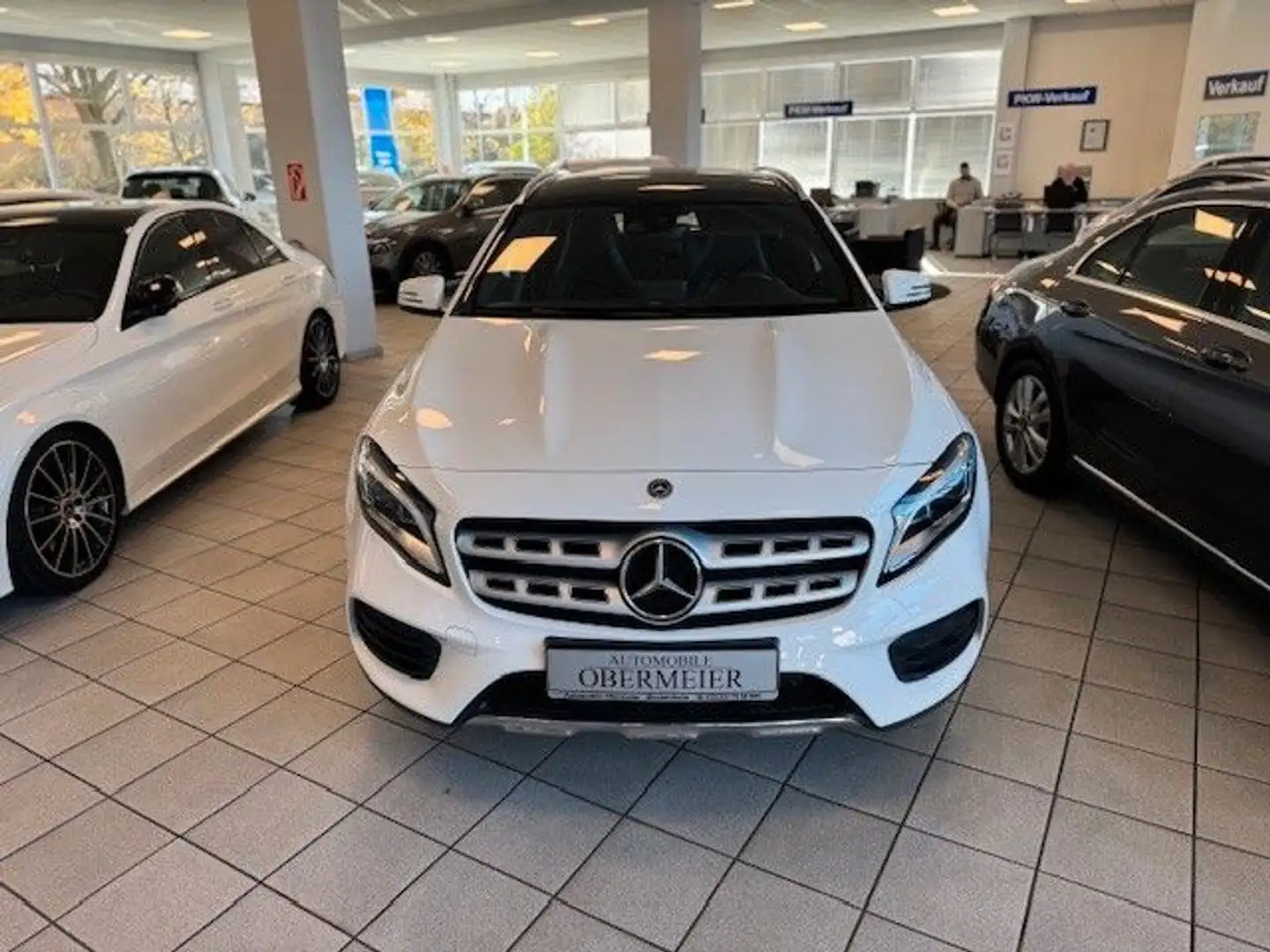 Mercedes-Benz GLA 200 AMG 7G-DCT Carplay Rü-Ka P-SHD LED SHZ Weiß - 2