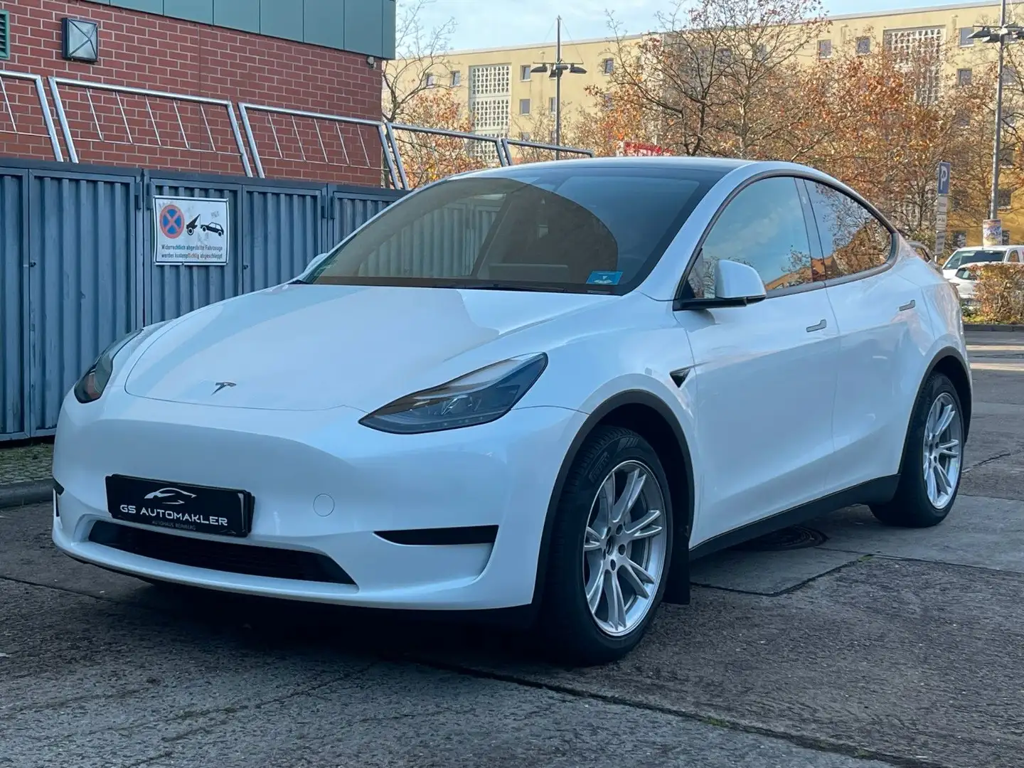 Tesla Model Y Standard Range RWD Weiß - 2