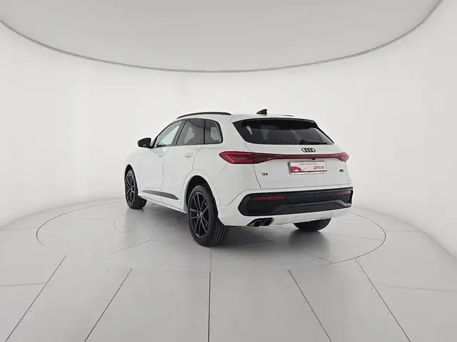 Audi Q5 view 3