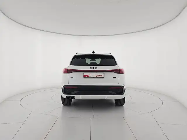 Audi Q5 view 4