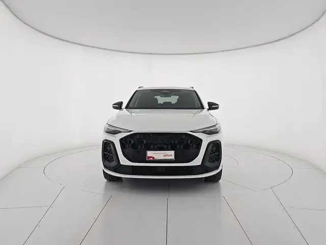 Audi Q5 view 8