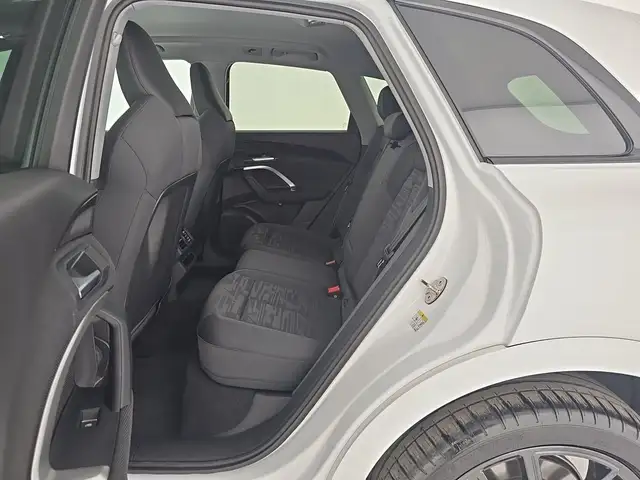 Audi Q5 view 11