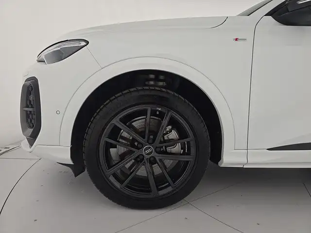 Audi Q5 view 9