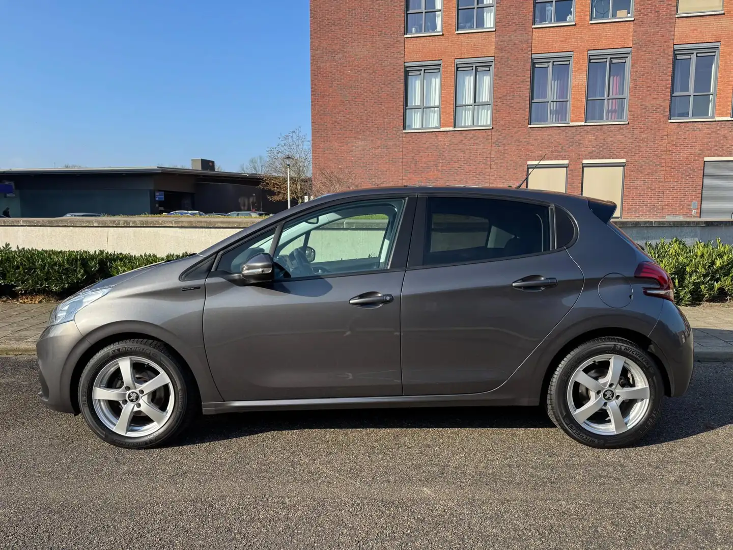 Peugeot 208 1.5 BlueHDi Active /Clima/CarPlay/Cruise/PDC/PANO Grigio - 2