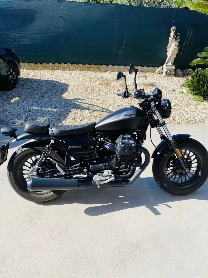 Moto Guzzi V 9 Bobber - 1