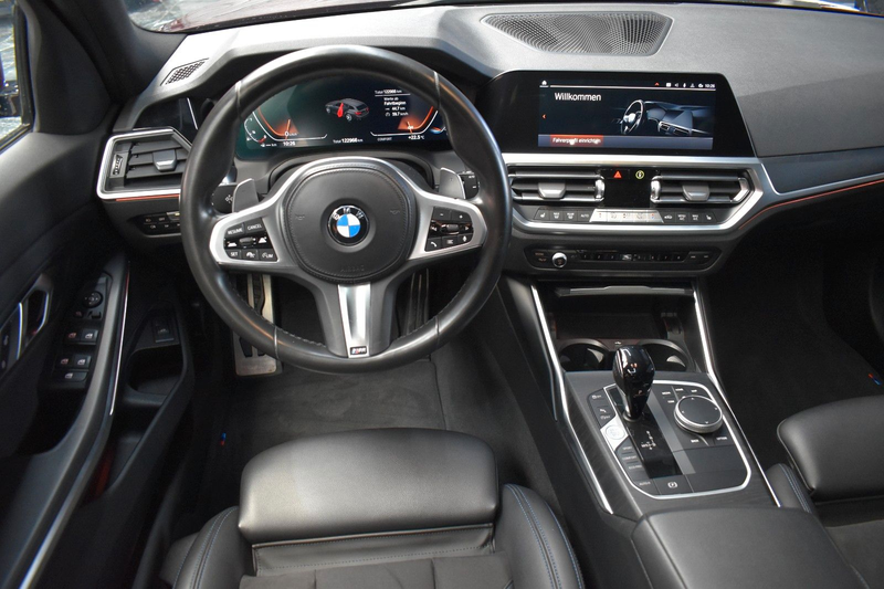 BMW 330 i Touring M SPORT* — photo 2