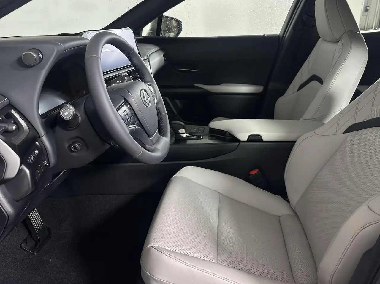 Lexus UX 300h снимка Lexus UX 300h