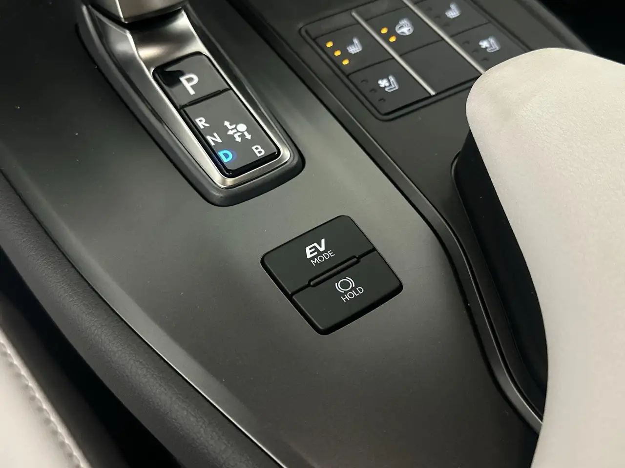 Lexus UX 300h снимка Lexus UX 300h