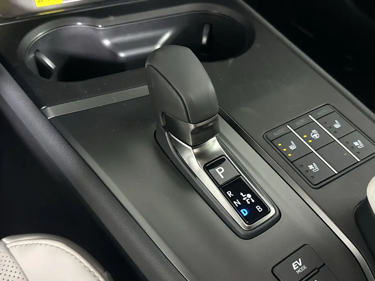 Lexus UX 300h снимка Lexus UX 300h