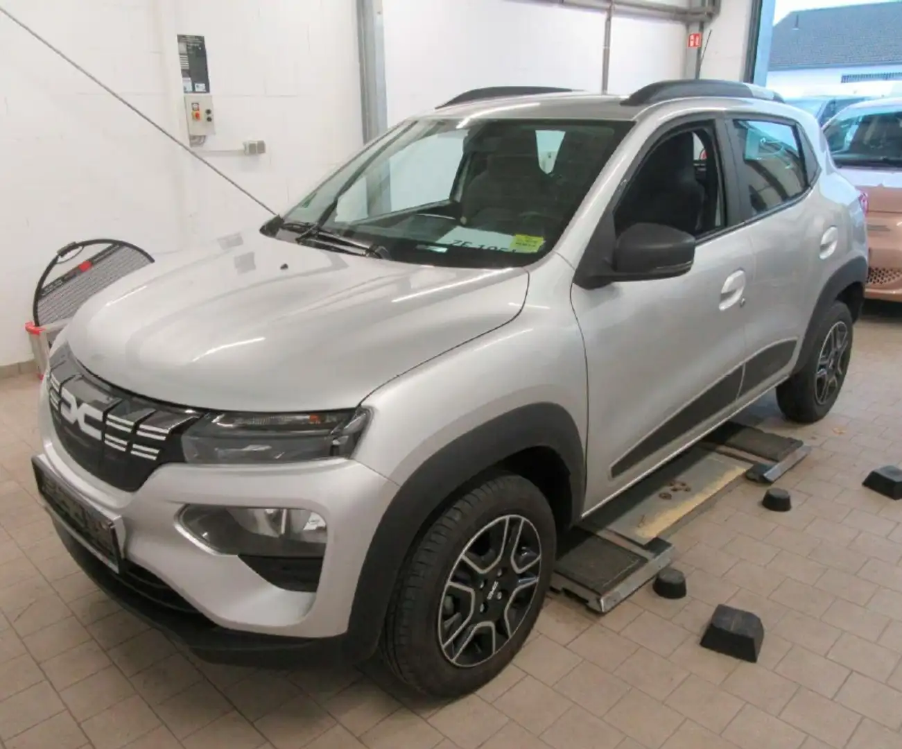Dacia Spring Essential 45 Klima - Bluetooth Silber - 1