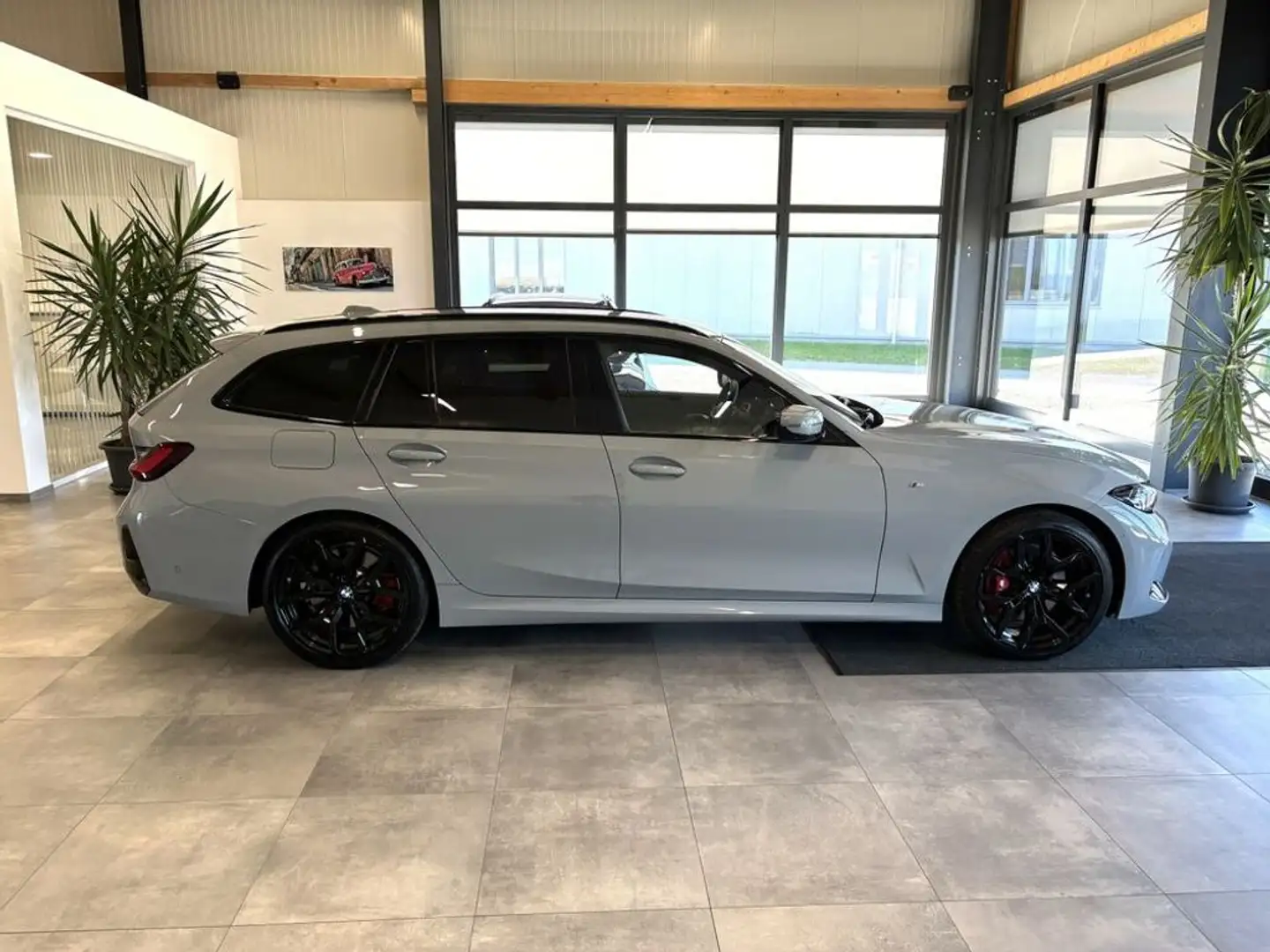 BMW 320 d Touring xDrive M-Sport *LED*PDC*NAV*AHK*HUD* Grau - 2