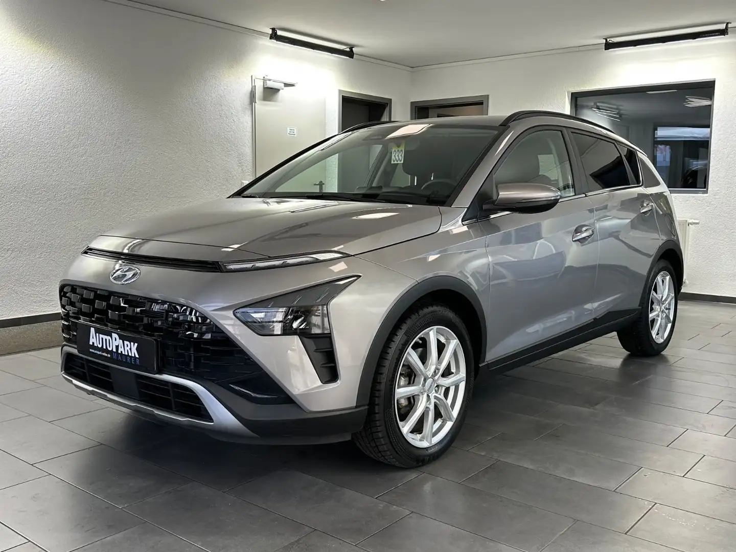 Hyundai BAYON Trend Mild-Hybrid*BOSE*SHZ*Lenk.Heiz.*Kam Grijs - 1