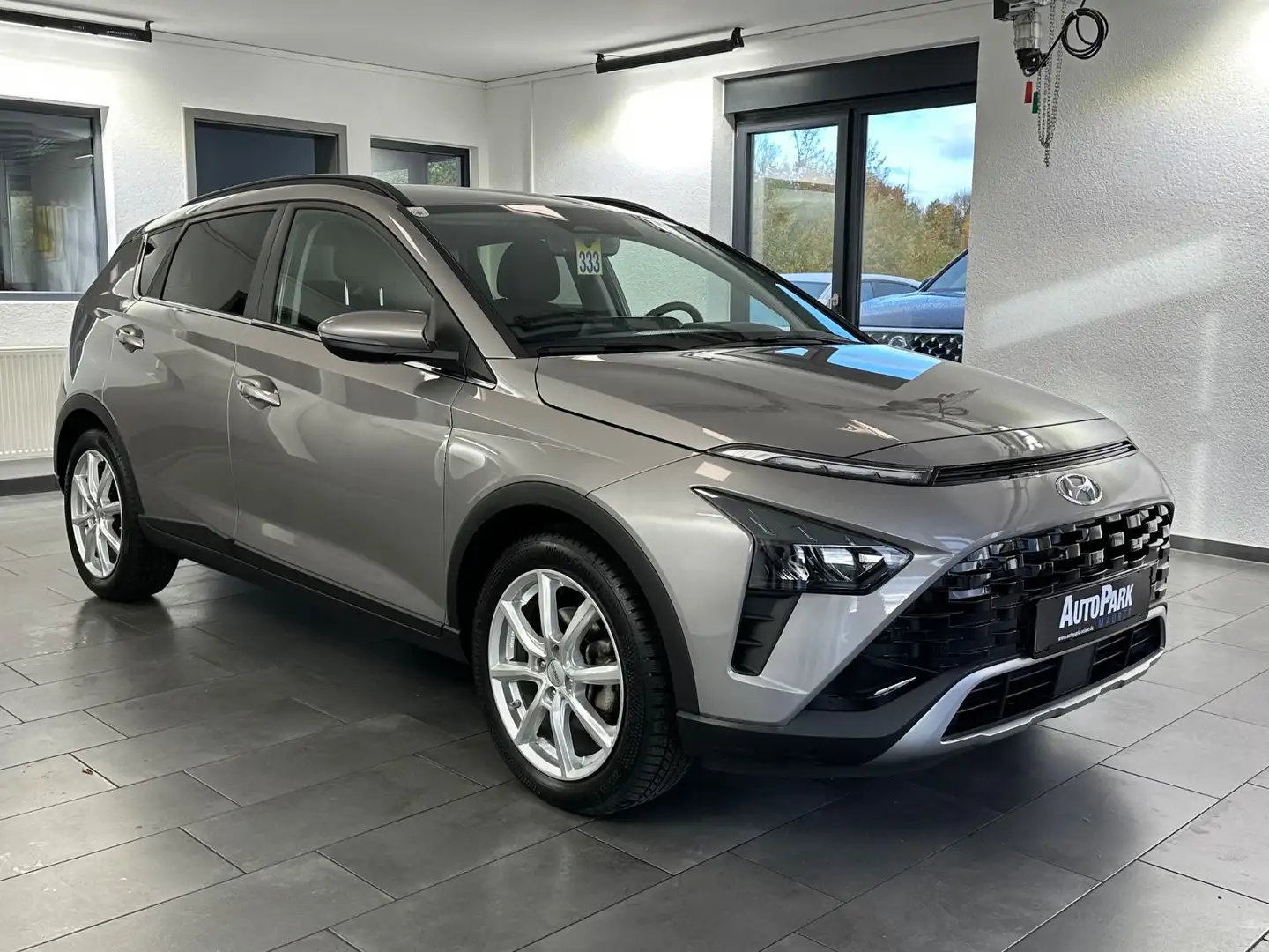 Hyundai BAYON Trend Mild-Hybrid*BOSE*SHZ*Lenk.Heiz.*Kam Grijs - 2