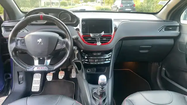 Peugeot 208 view 11