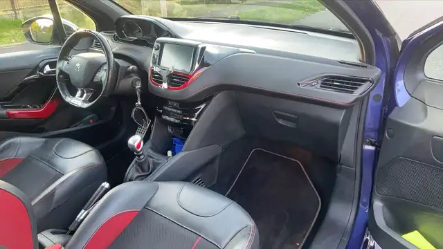 Peugeot 208 view 10