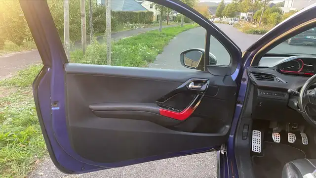 Peugeot 208 view 7