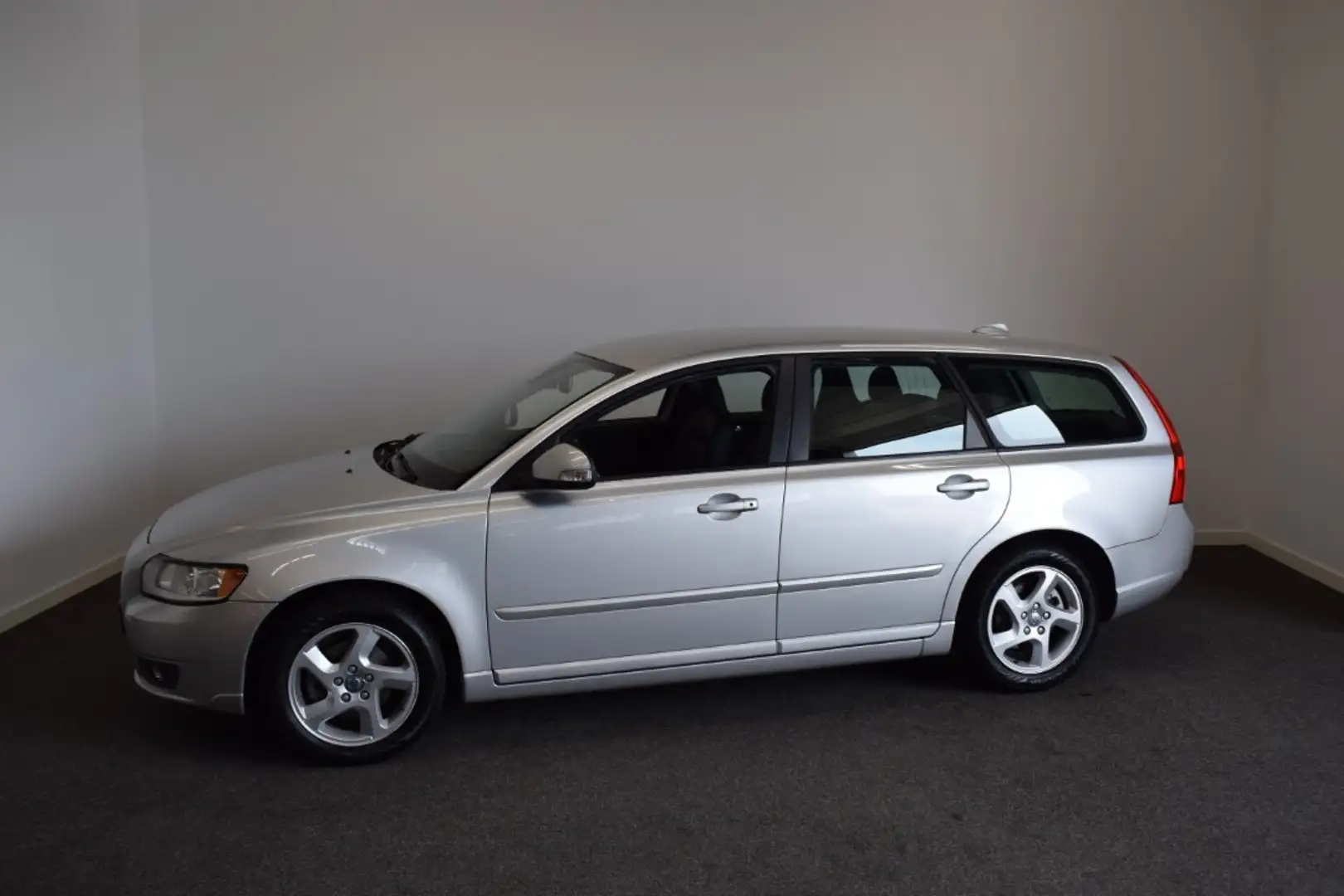 Volvo V50 2.0 145pk BNS Pro Edition Trekhaak 1350kg/ Cruise/ Grau - 2