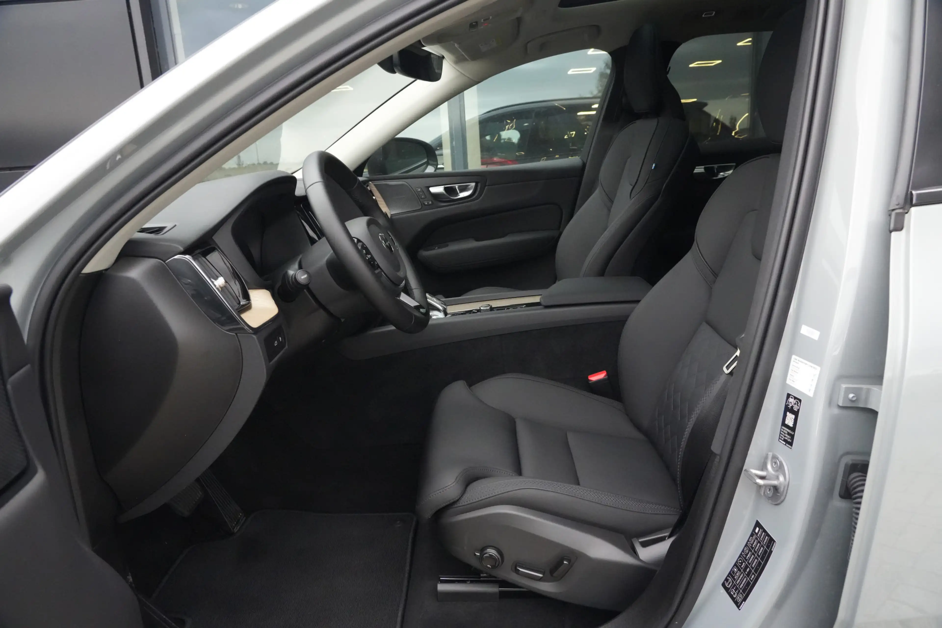 Volvo XC60 2.0 T8 FACELIFT Plug-in hybrid AWD Ultra Dark | 45 — photo 4