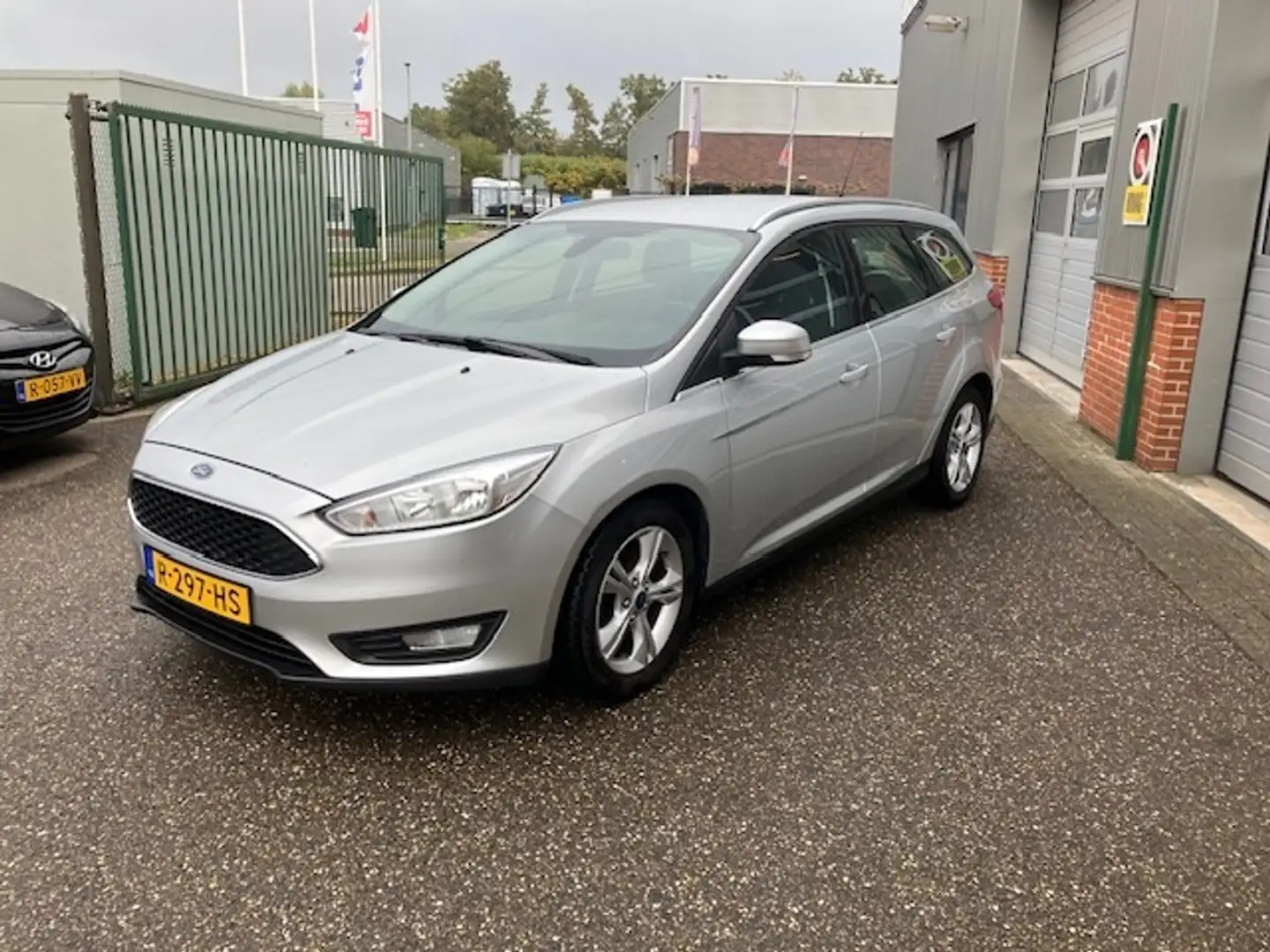 Ford Focus Wagon 1.0 Trend Edition Grijs - 2