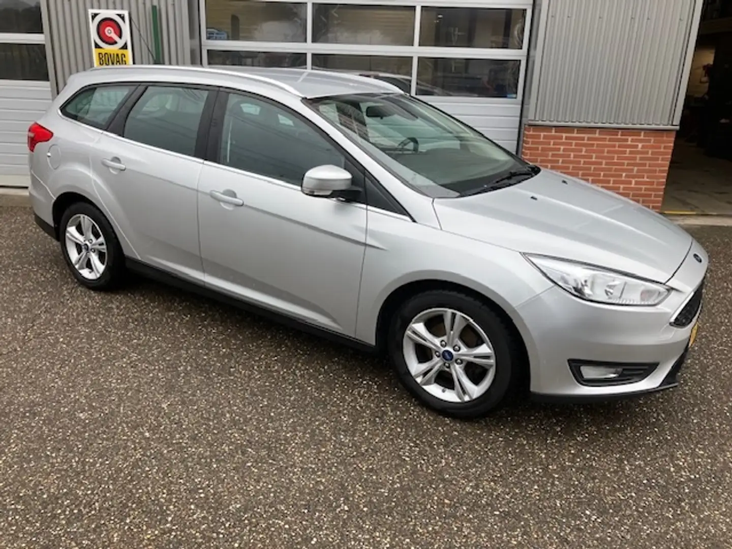 Ford Focus Wagon 1.0 Trend Edition Grijs - 1