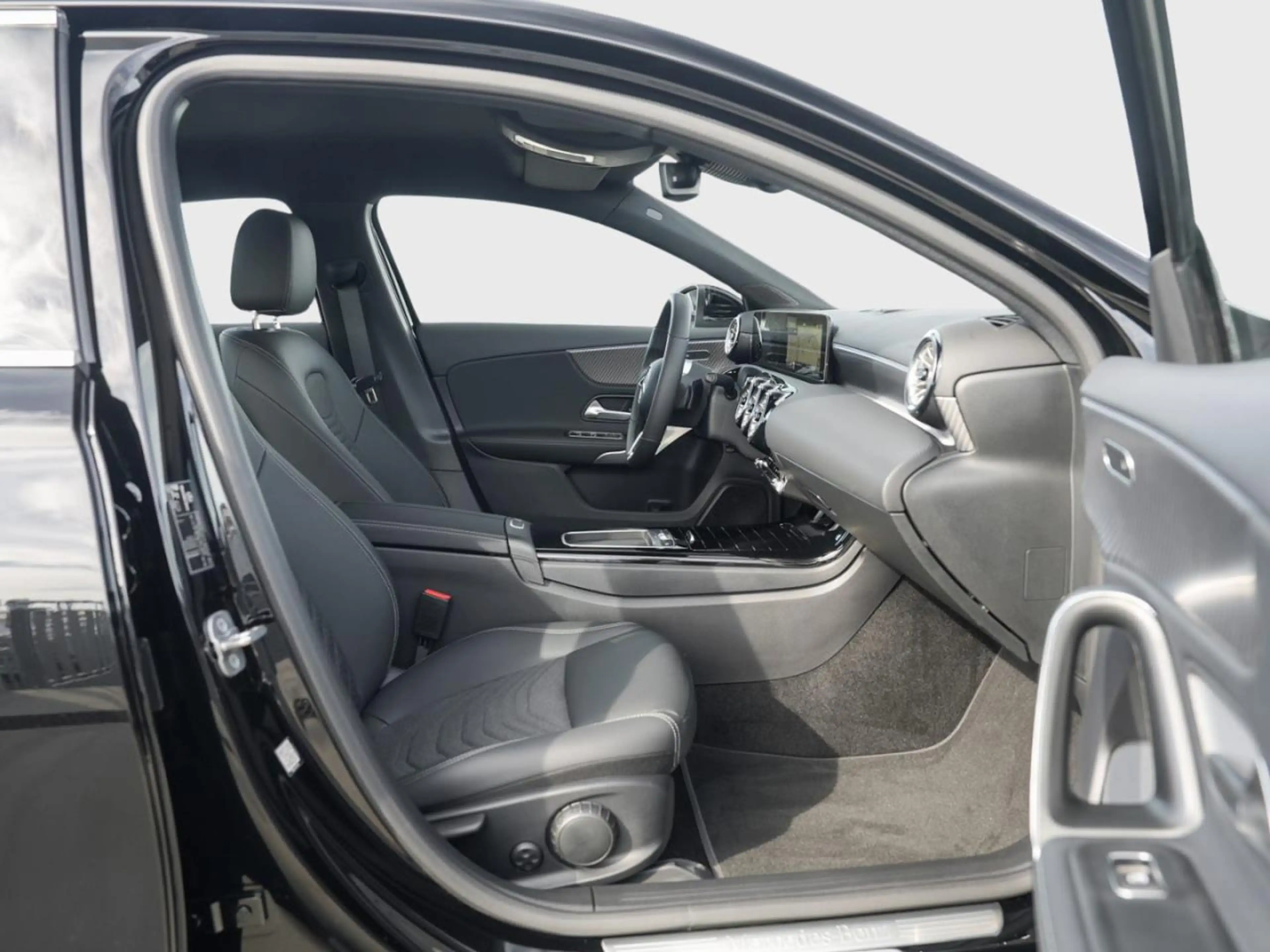 Mercedes-Benz A 200 Progressive Distronic MBUXNavi Kamera — photo 9