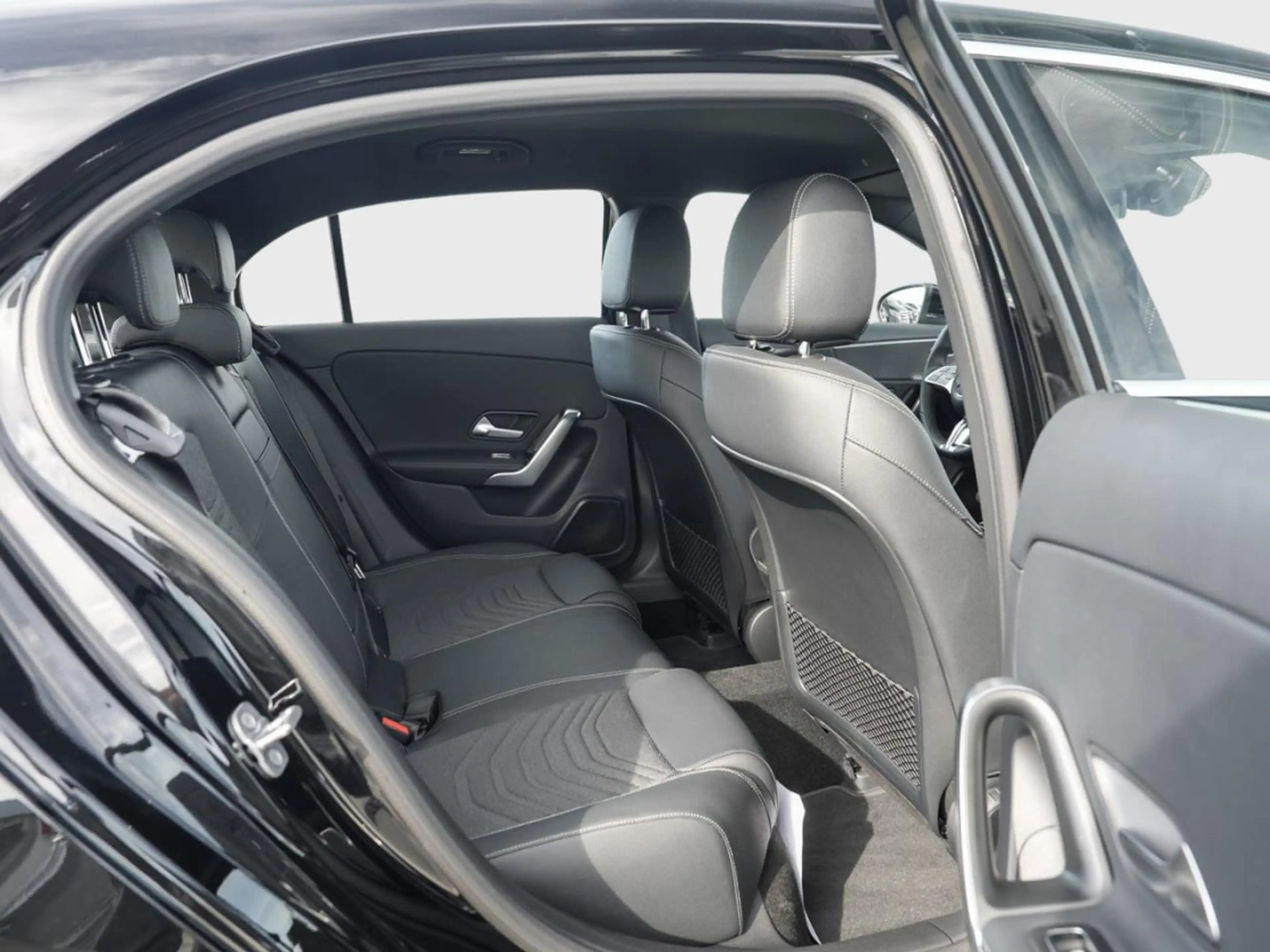 Mercedes-Benz A 200 Progressive Distronic MBUXNavi Kamera — photo 11