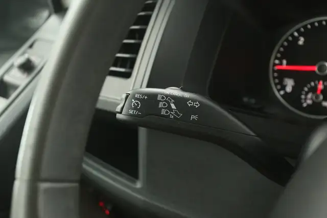 Volkswagen Transporter view 18