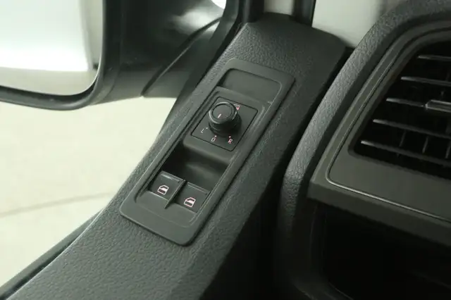Volkswagen Transporter view 19