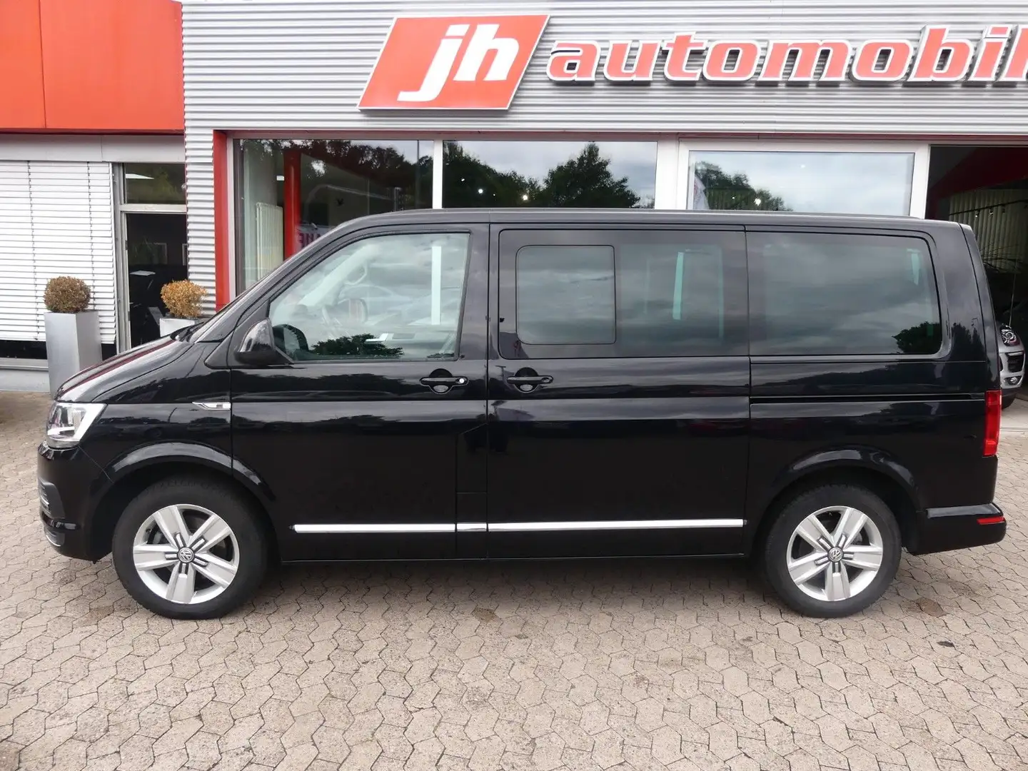 Volkswagen T6 Multivan Comfortline 150 PS*7 Sitze*SHZ*AHK Schwarz - 2