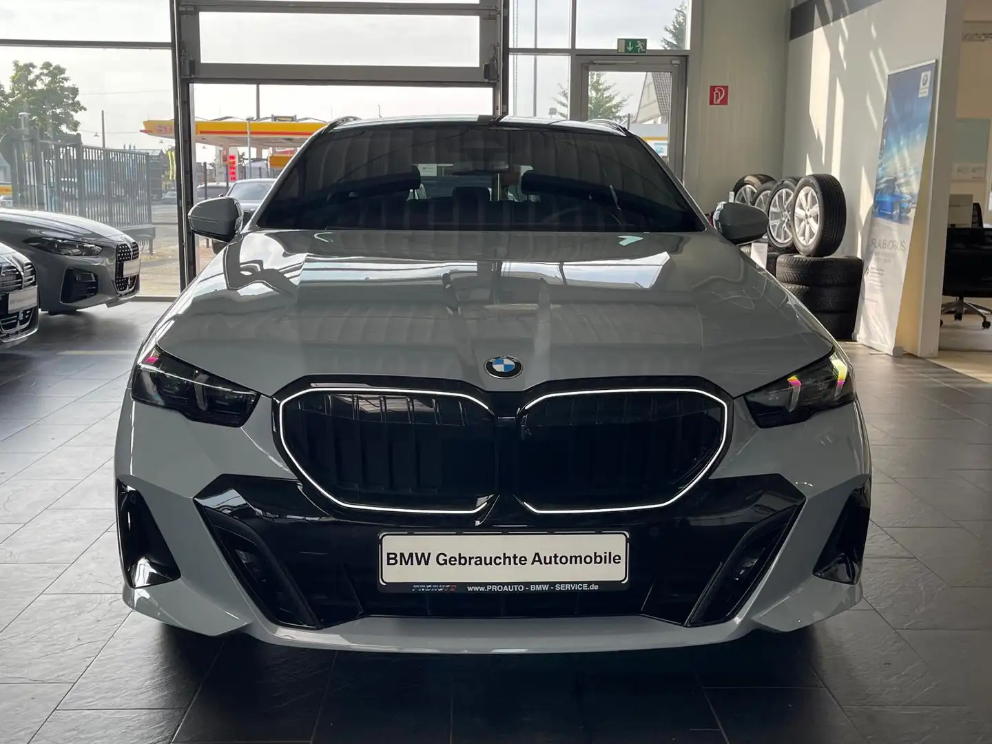 BMW 520 i Tou.M Sport Pro PANO/ICONIC/360°/20"/AHK/HUD Grau - 2