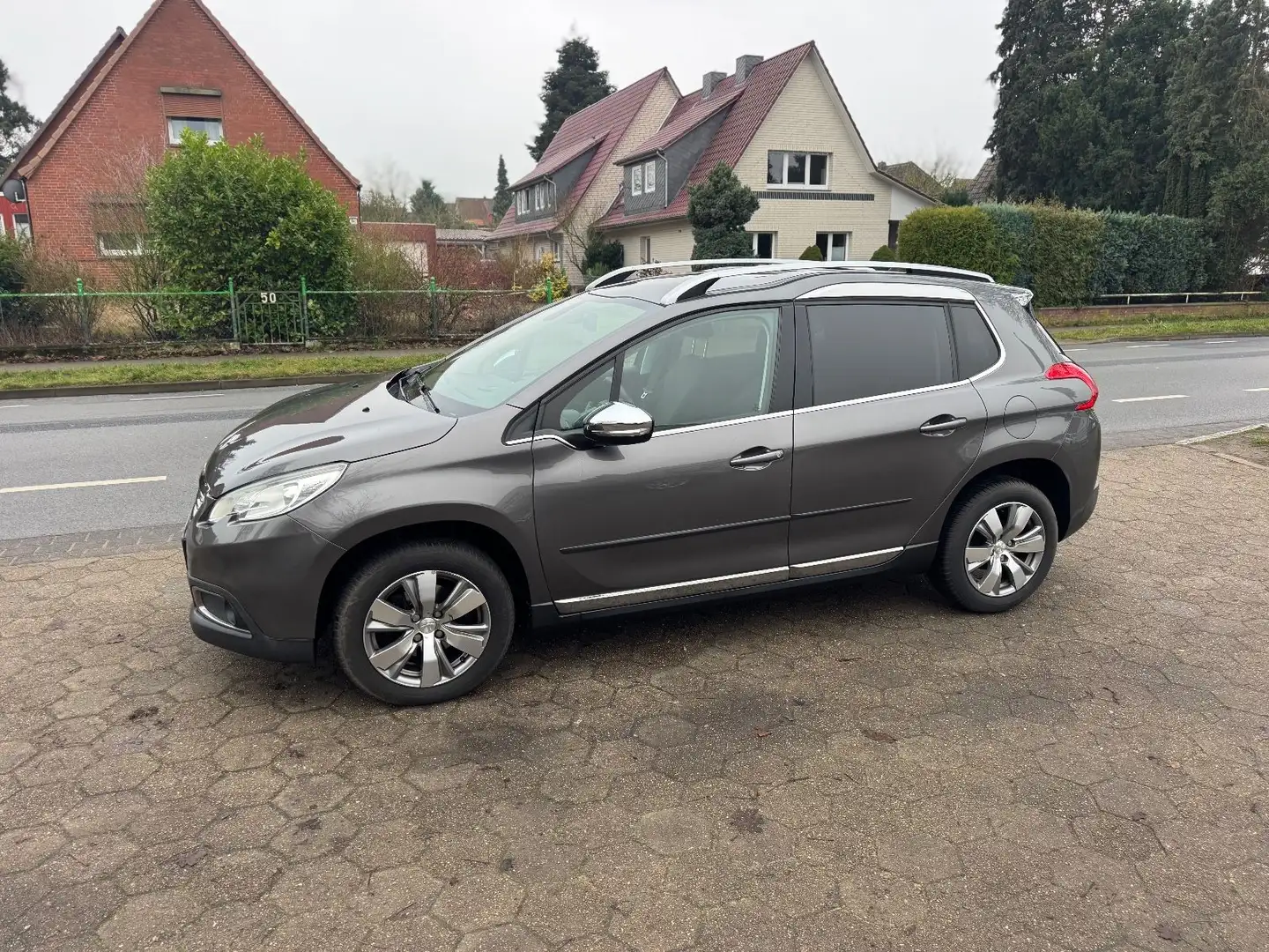 Peugeot 2008 Business-Line 120 VTi*1.Hand*Klimaa.*SHZ* Grau - 1