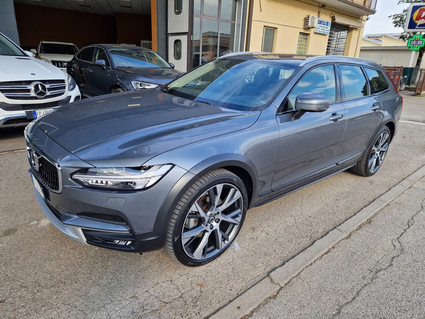 Volvo V90 Cross Country 2.0 d4 Pro awd geartronic Grigio - 1