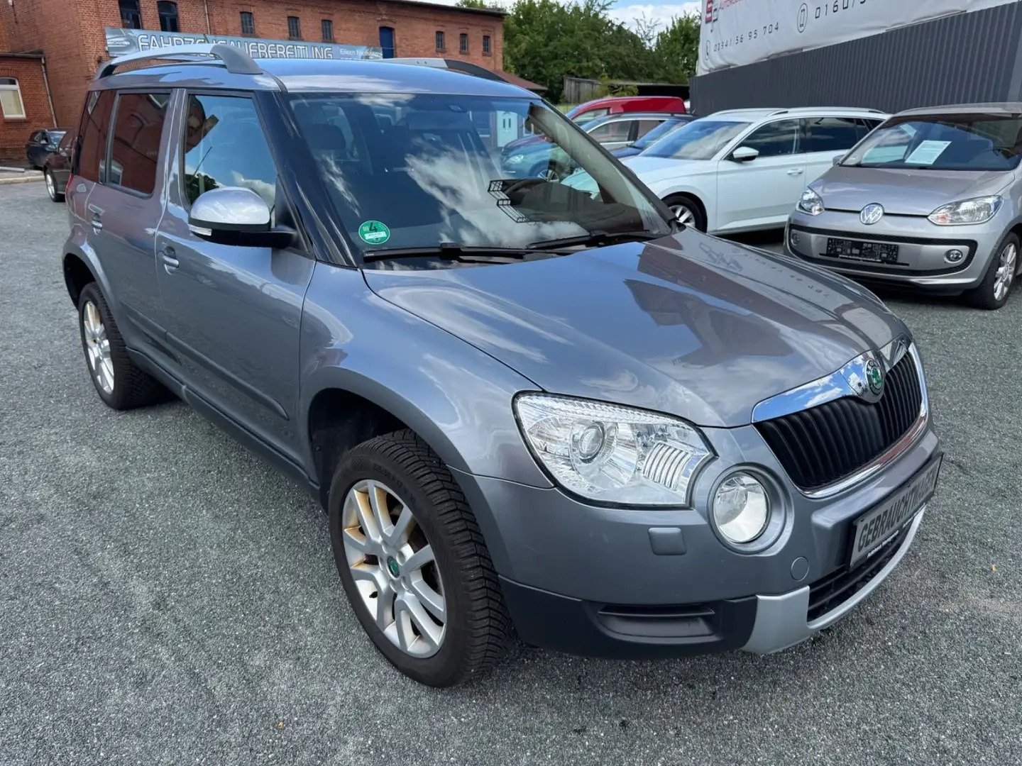 Skoda Yeti Family 4x4 Xenon / PDC / Navi / AHK Grau - 1