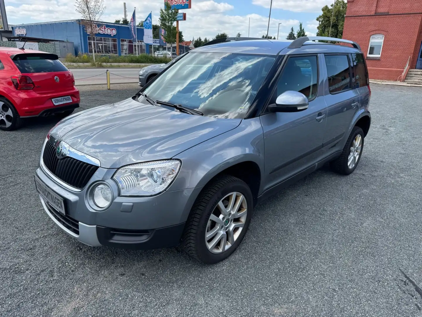 Skoda Yeti Family 4x4 Xenon / PDC / Navi / AHK Grau - 2