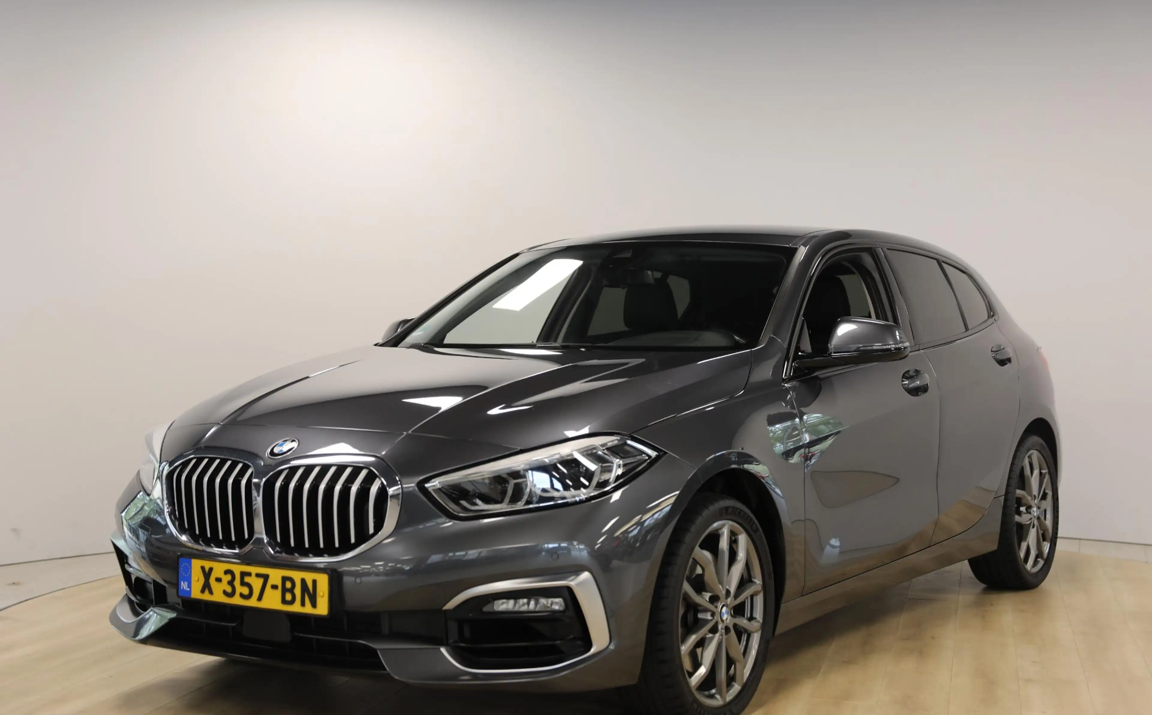 BMW 120 1-serie 120i High Executive | M-Sportstuur | Leer