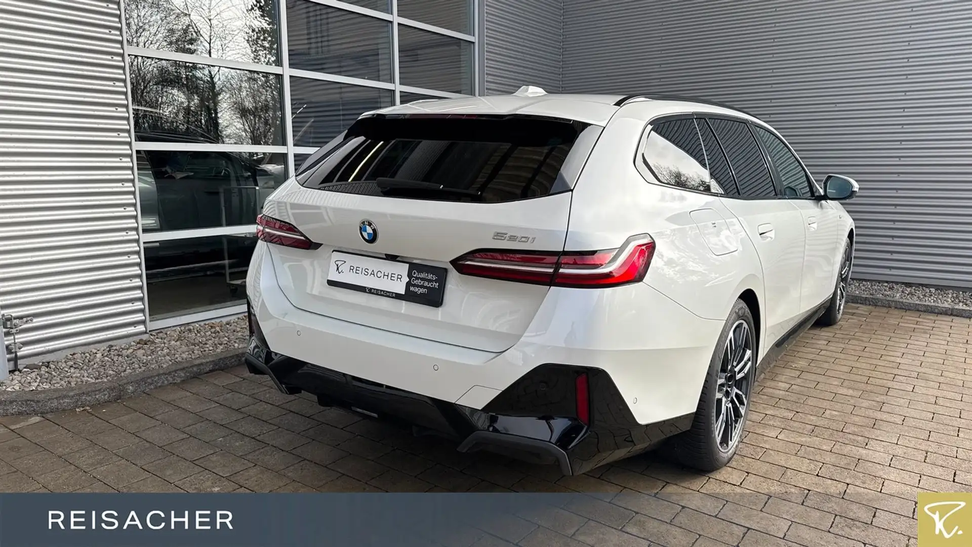 BMW 520 iA M-Sport Navi HUD AHK ACC 360° adLED StdHzg Weiß - 2