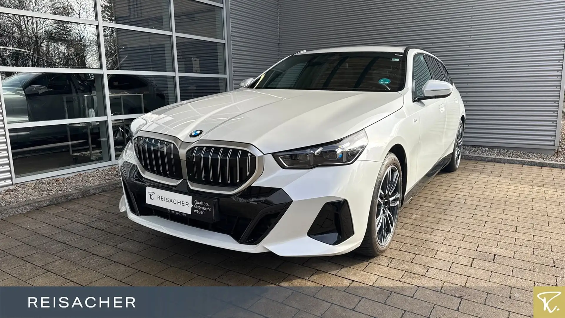 BMW 520 iA M-Sport Navi HUD AHK ACC 360° adLED StdHzg Weiß - 1