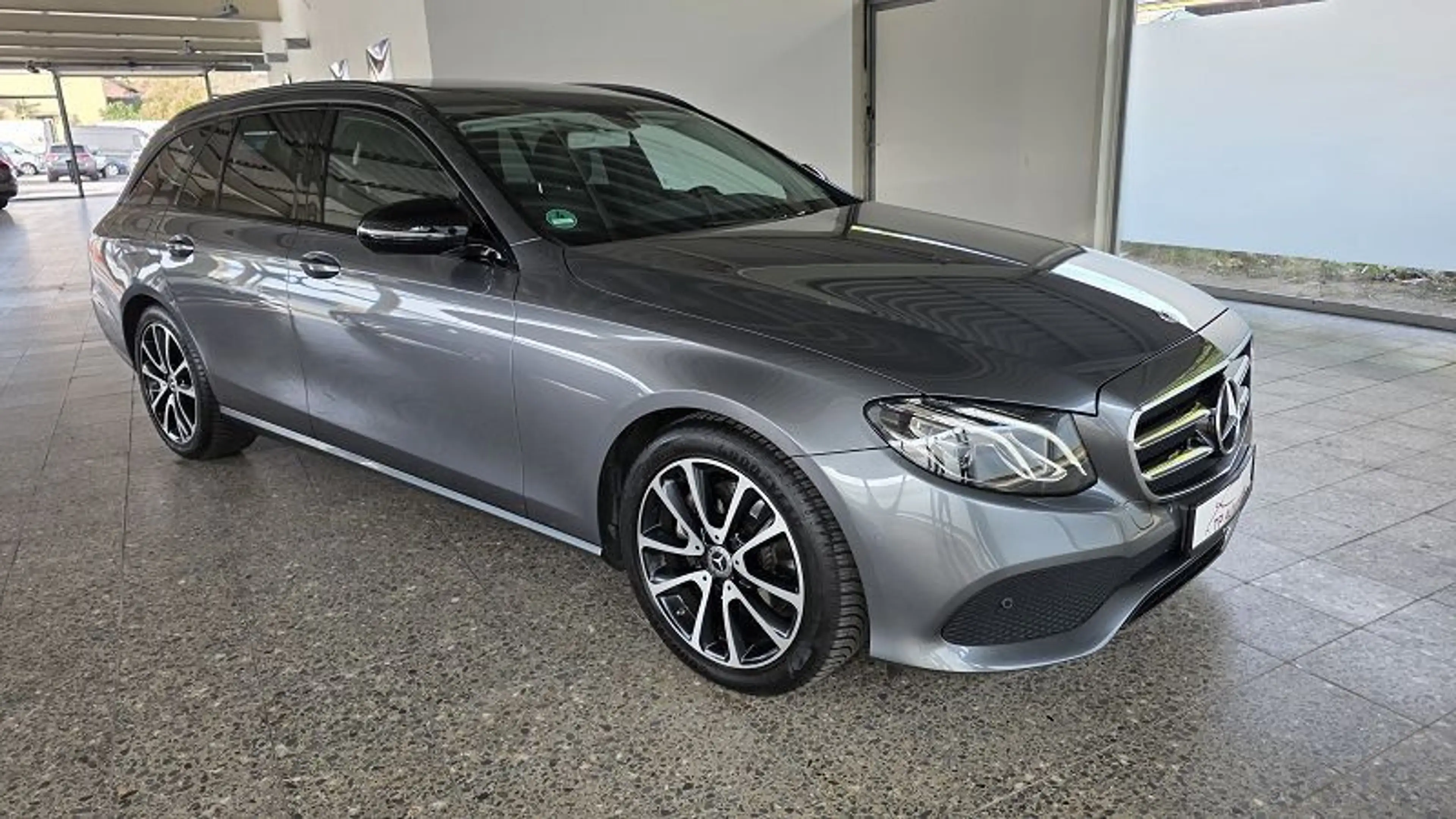 Mercedes-Benz E 220 LED*Nav*ESD*SH*Park+Kam*Tot*AHK*Night — photo 3