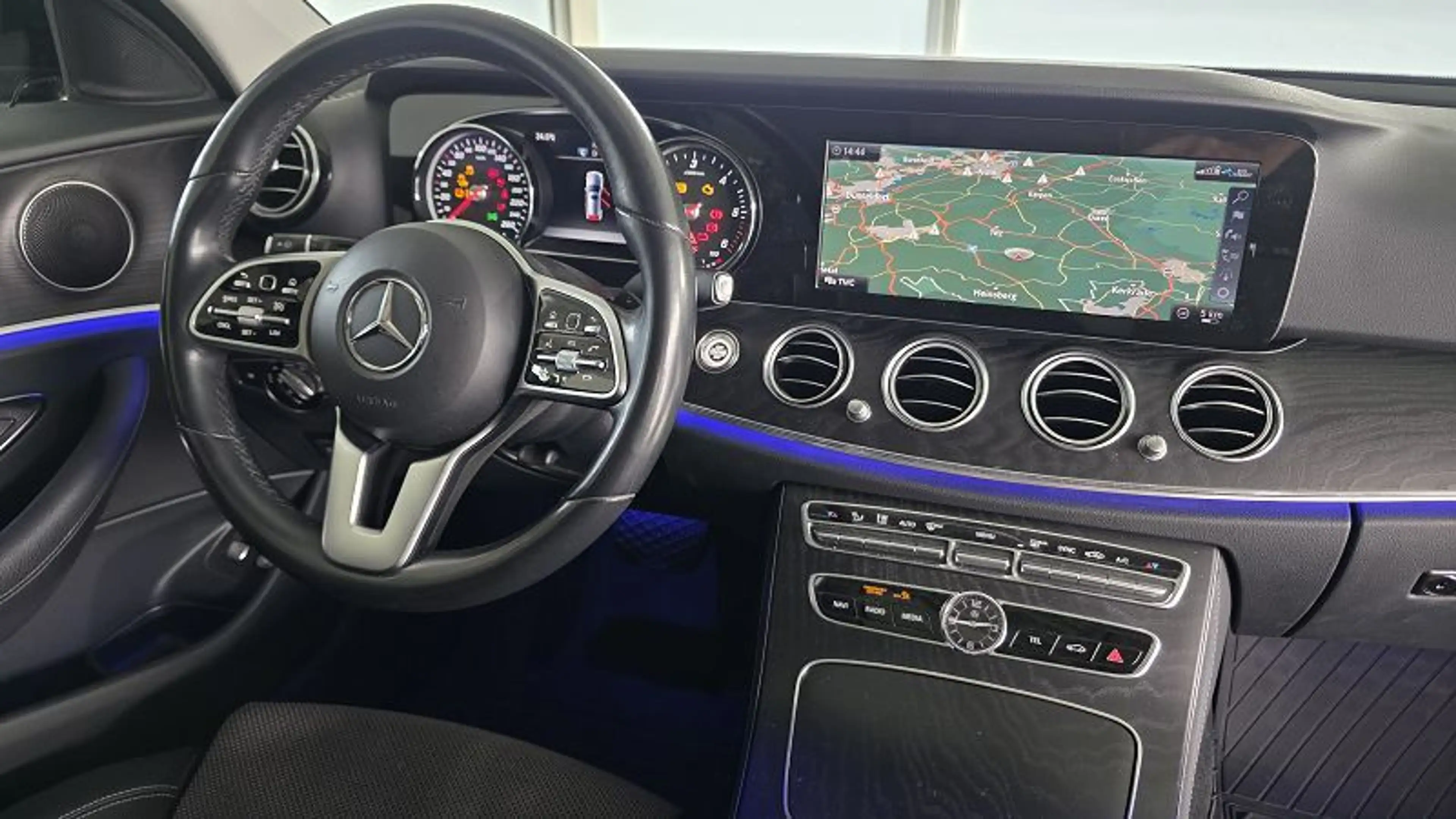 Mercedes-Benz E 220 LED*Nav*ESD*SH*Park+Kam*Tot*AHK*Night — photo 11