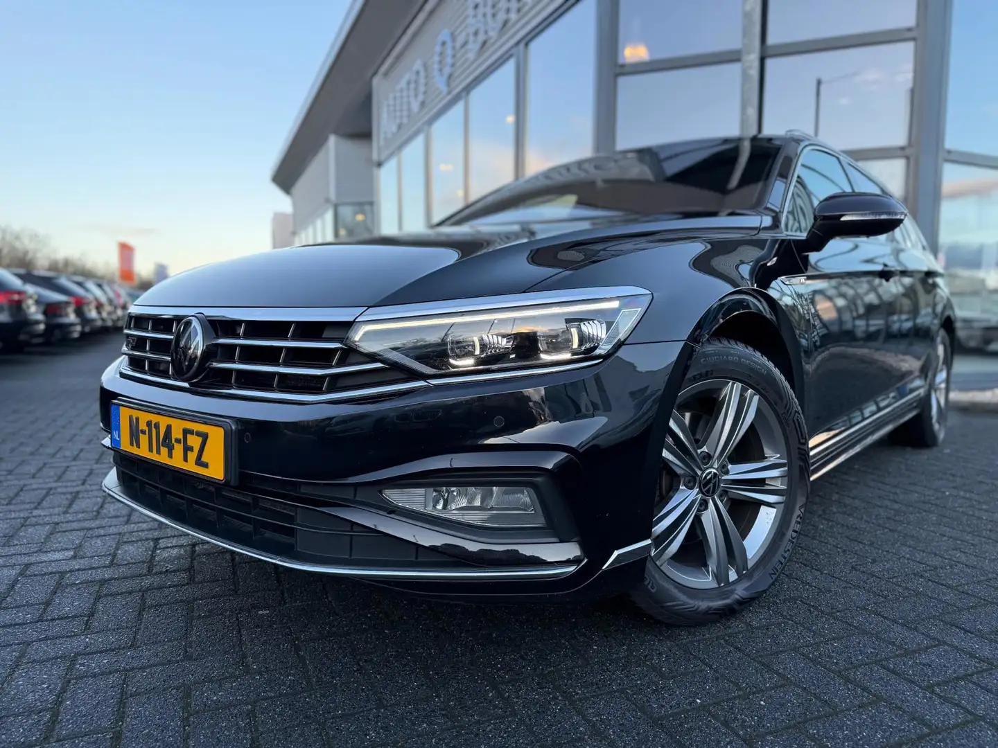 Volkswagen Passat Variant 1.5 TSI R-Line Business + | DSG Automaat | Camera Negro - 2