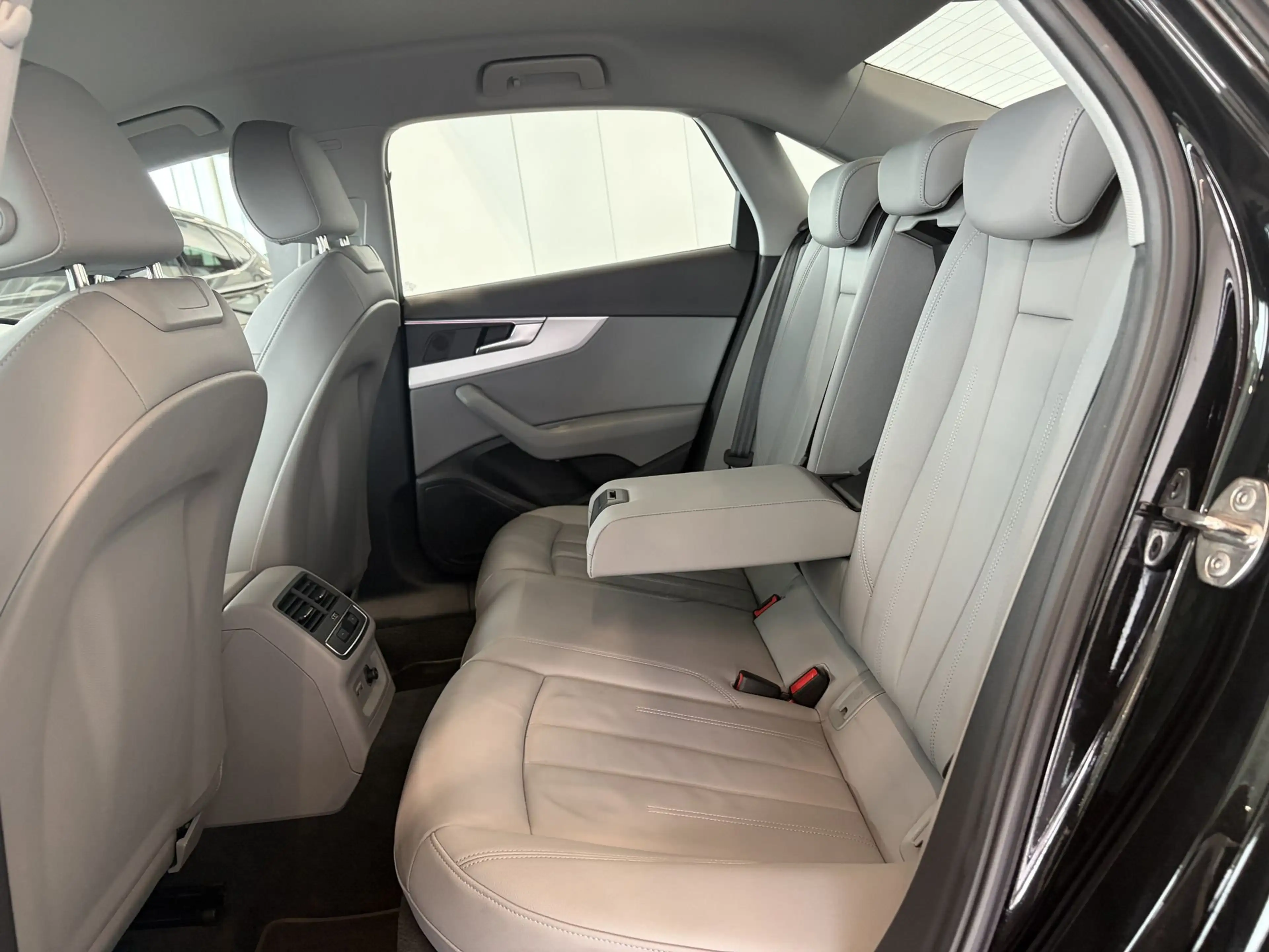 Audi A4 Apple Carplay - Android Auto / Camera / Zetelverwarming / Sfeerverlichting / — photo 15