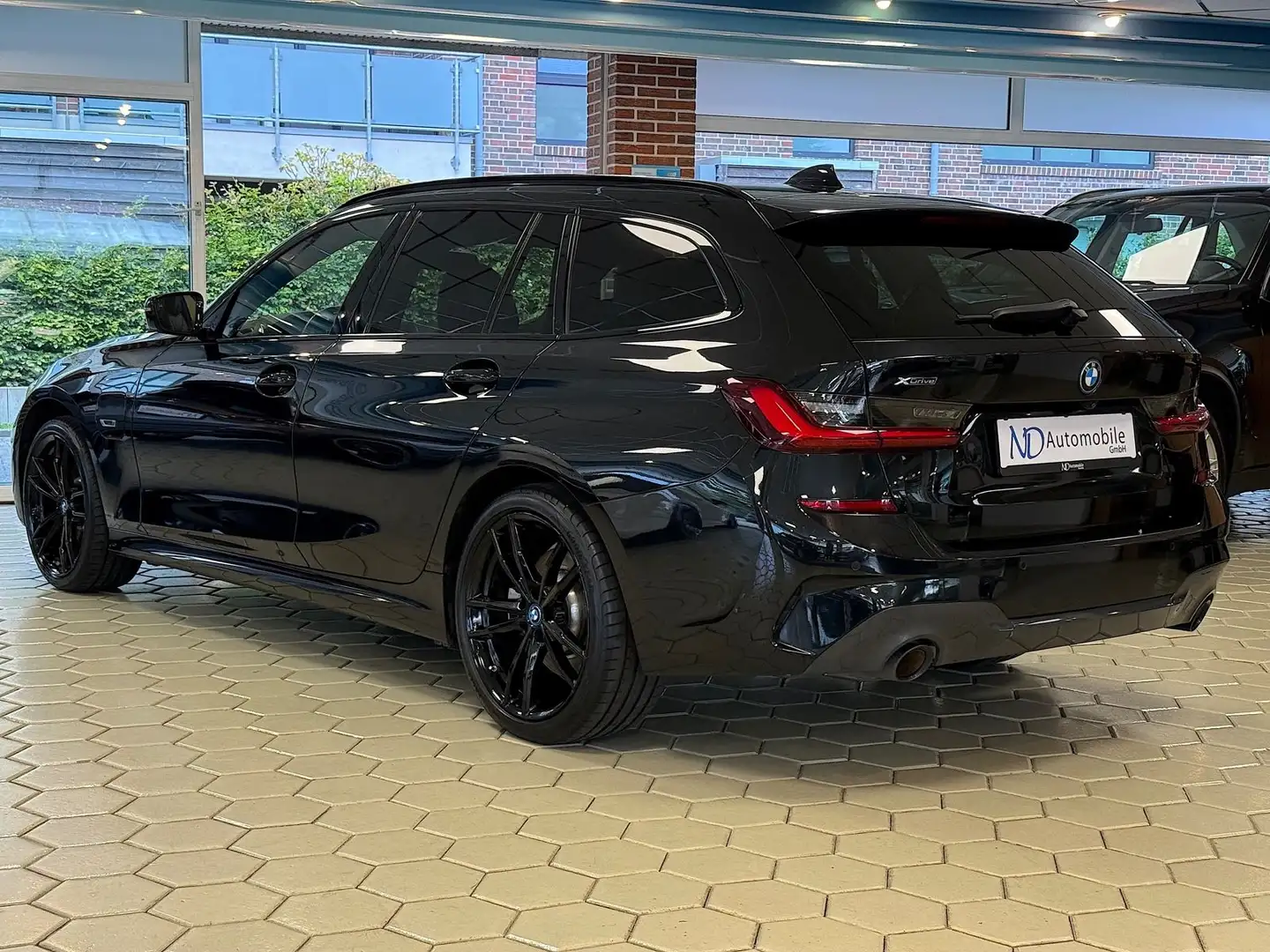BMW 330 e xD M-Sport R.kam Pano Laser Assistentsystem Schwarz - 2
