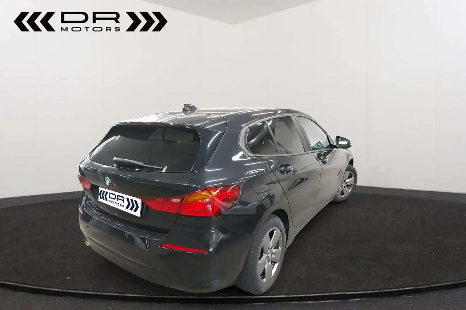 BMW 118 iA ADVANTAGE - NAVI - LEDER - PANODAK Noir - 2