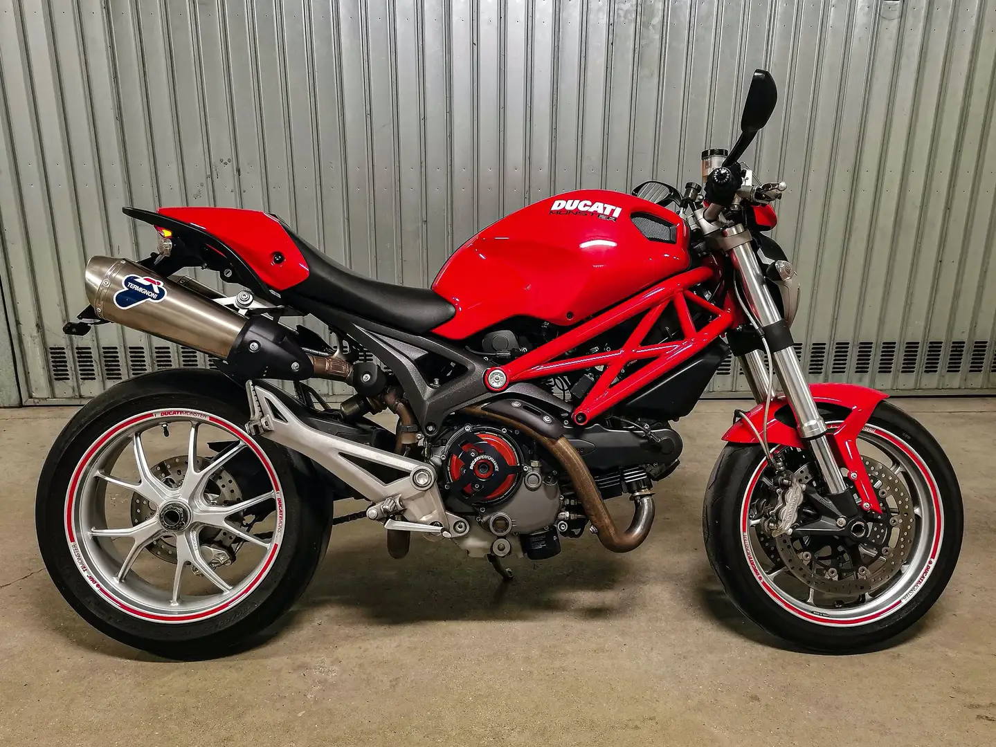 Ducati Monster 1100 Piros - 2
