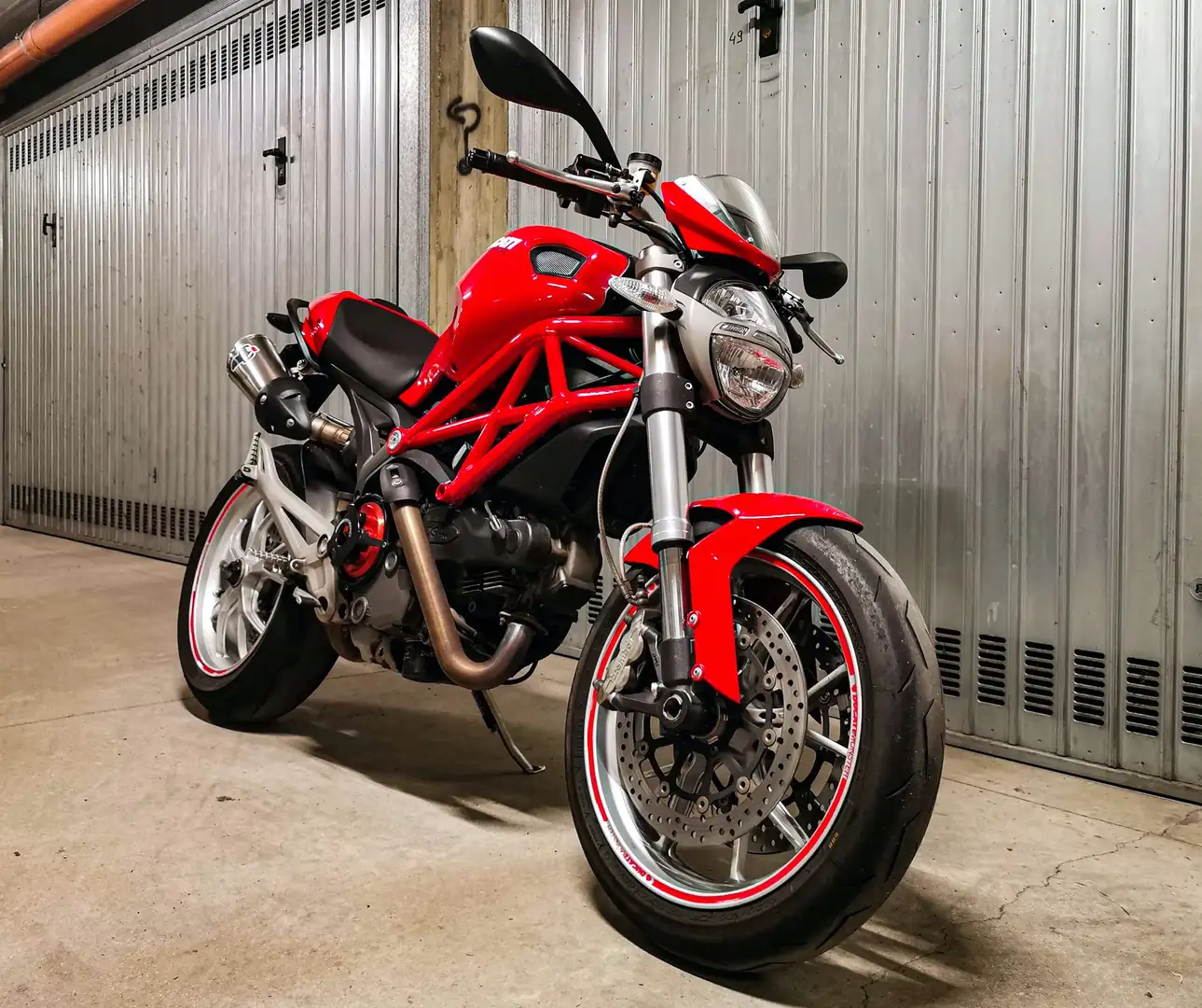 Ducati Monster 1100 crvena - 1
