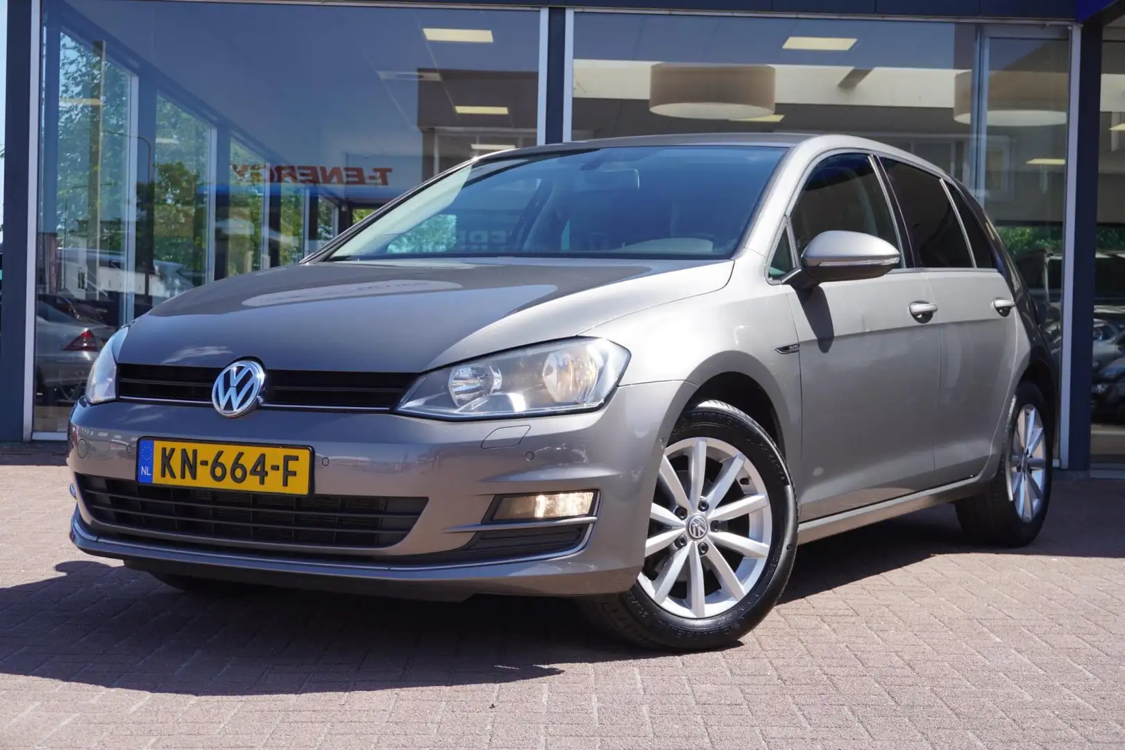 Volkswagen Golf 1.2 TSI Connected Series | 5deurs | Automaat | Air Gris - 1